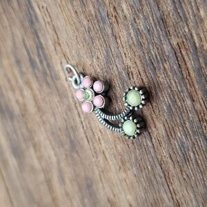 Petite daisy pendant‎